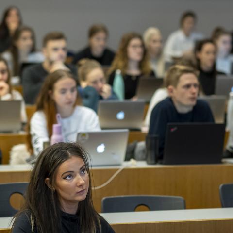 Nemendur hlýða á fyrirlestur kennara